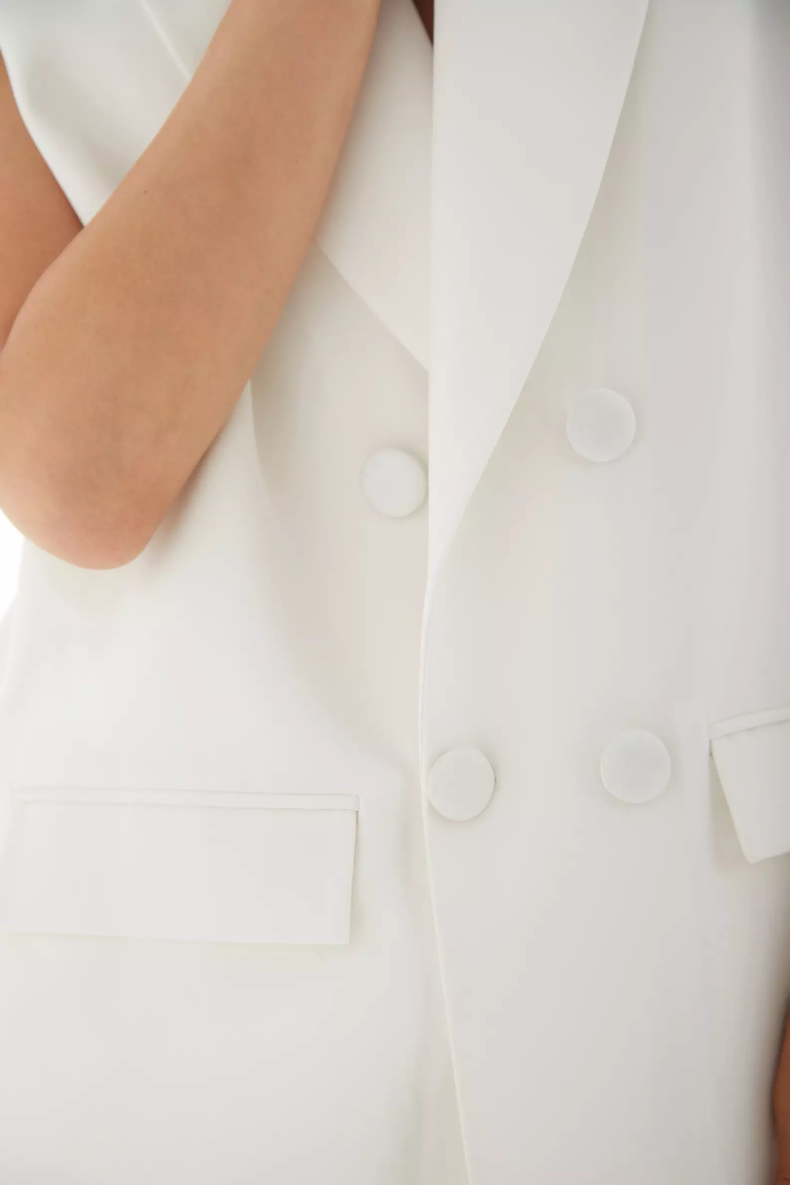 White Krep Saten Sleeveless Long Jacket